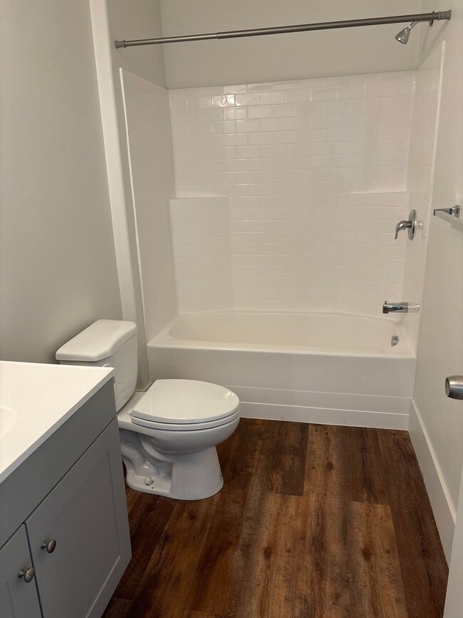Building Photo - Pet Friendly Townhome