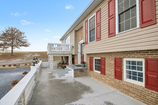 Foto del edificio - Beautiful updated Country Home