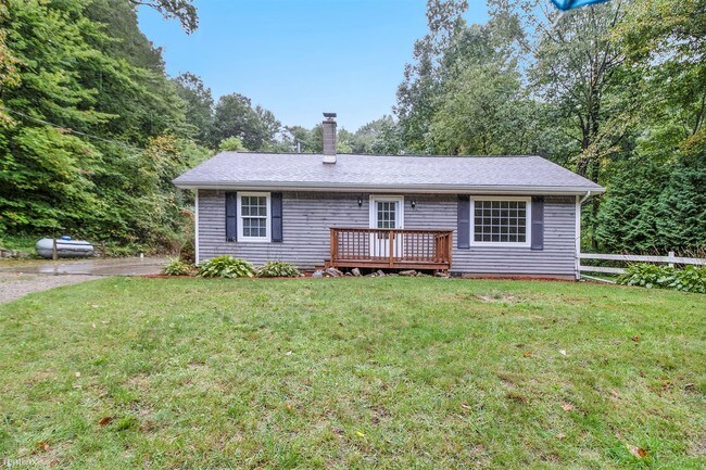 Foto del edificio - 2 br, 1.5 bath House - 32 Pine Rd