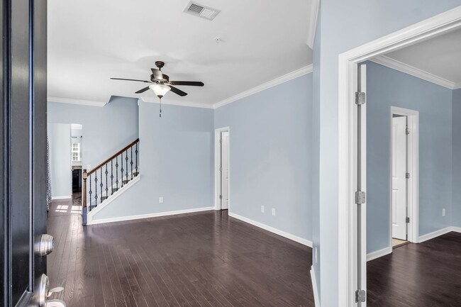 Foto del edificio - 2031 Hemlock Dr