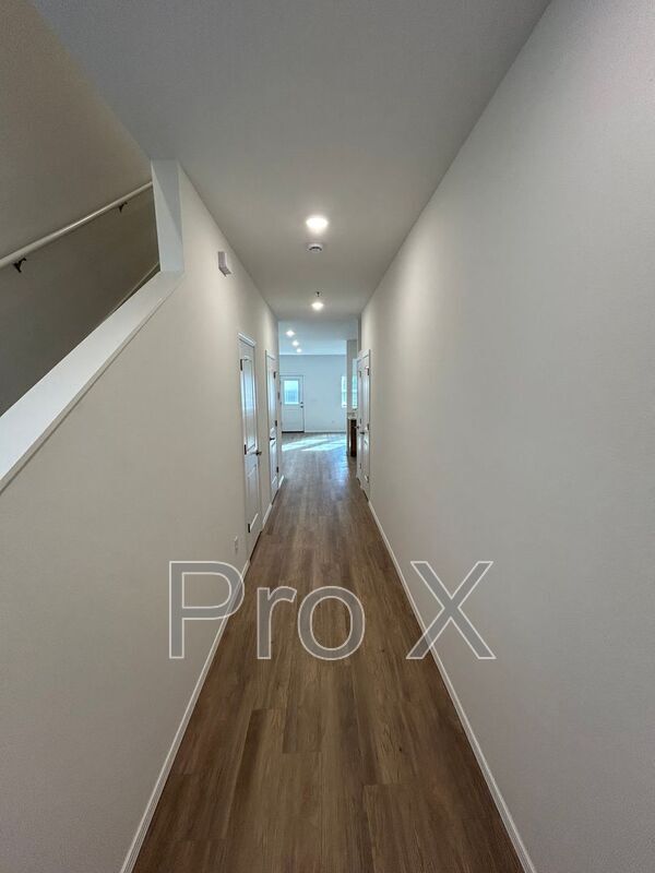 Building Photo - 2804 W Mockingbird Ln