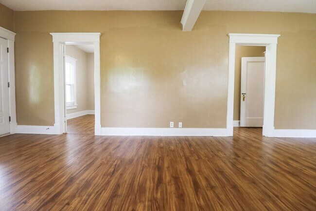 Building Photo - 3 Bed 1 Bath in beautiful location!