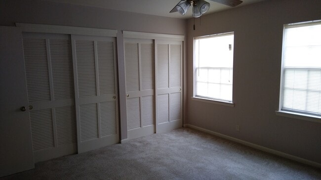 Building Photo - 305 Greenbriar Apt 28
