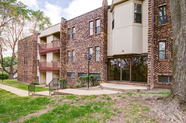 Building Photo - 2210 Country Club Dr