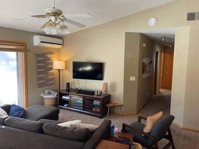 Foto del edificio - Main floor living! Available in February. 3 Bedroom, 1 Bathroom home