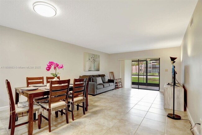 Foto del edificio - 4940 E Sabal Palm Blvd