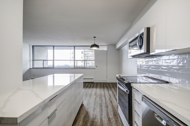 Building Photo - 370 Ridelle Ave