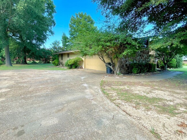Foto del edificio - Large 3 bed / 2 bath Available Now!