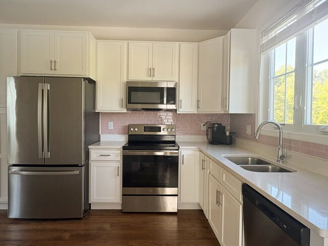 Building Photo - 330 Hemlock Cir