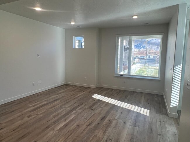 Building Photo - 636 E 12225 S