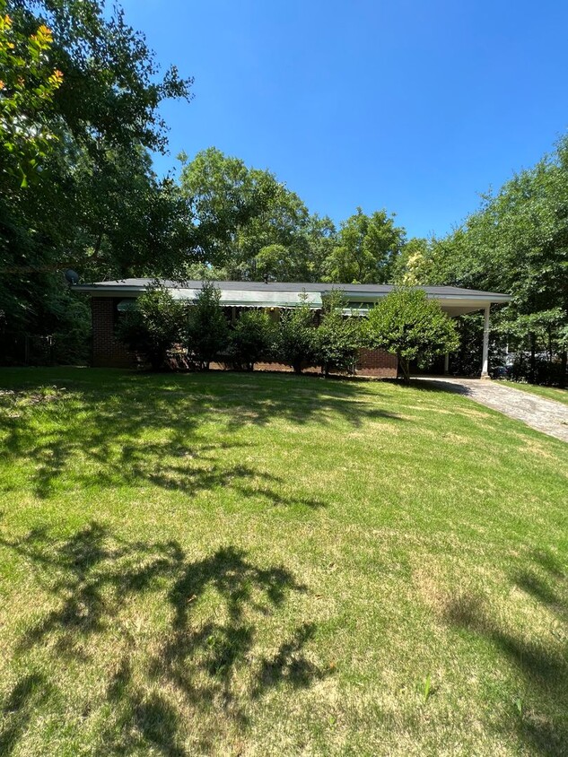 Primary Photo - Cute 3 bedroom Brick Ranch Near Downtown a...