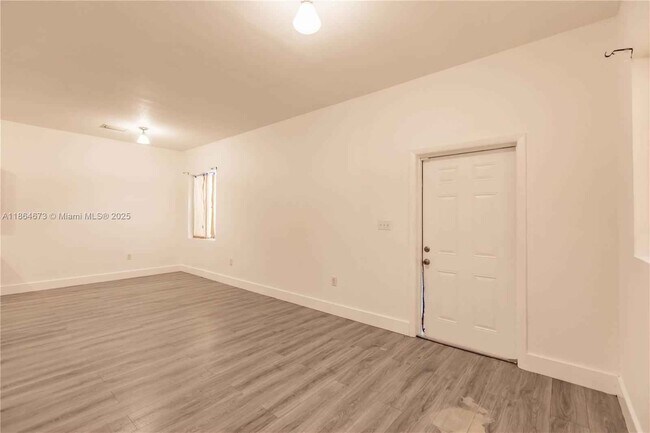 Foto del edificio - 445 NW 77th St