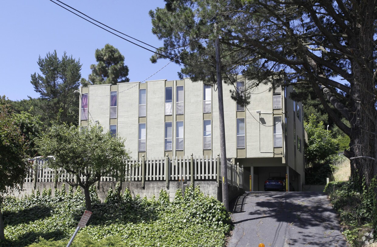 Building Photo - Casa De Oaks