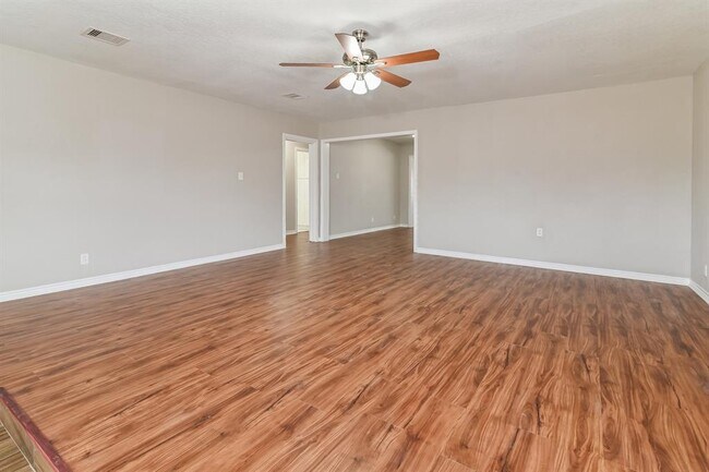 Foto del edificio - 4303 Trail Lake Dr