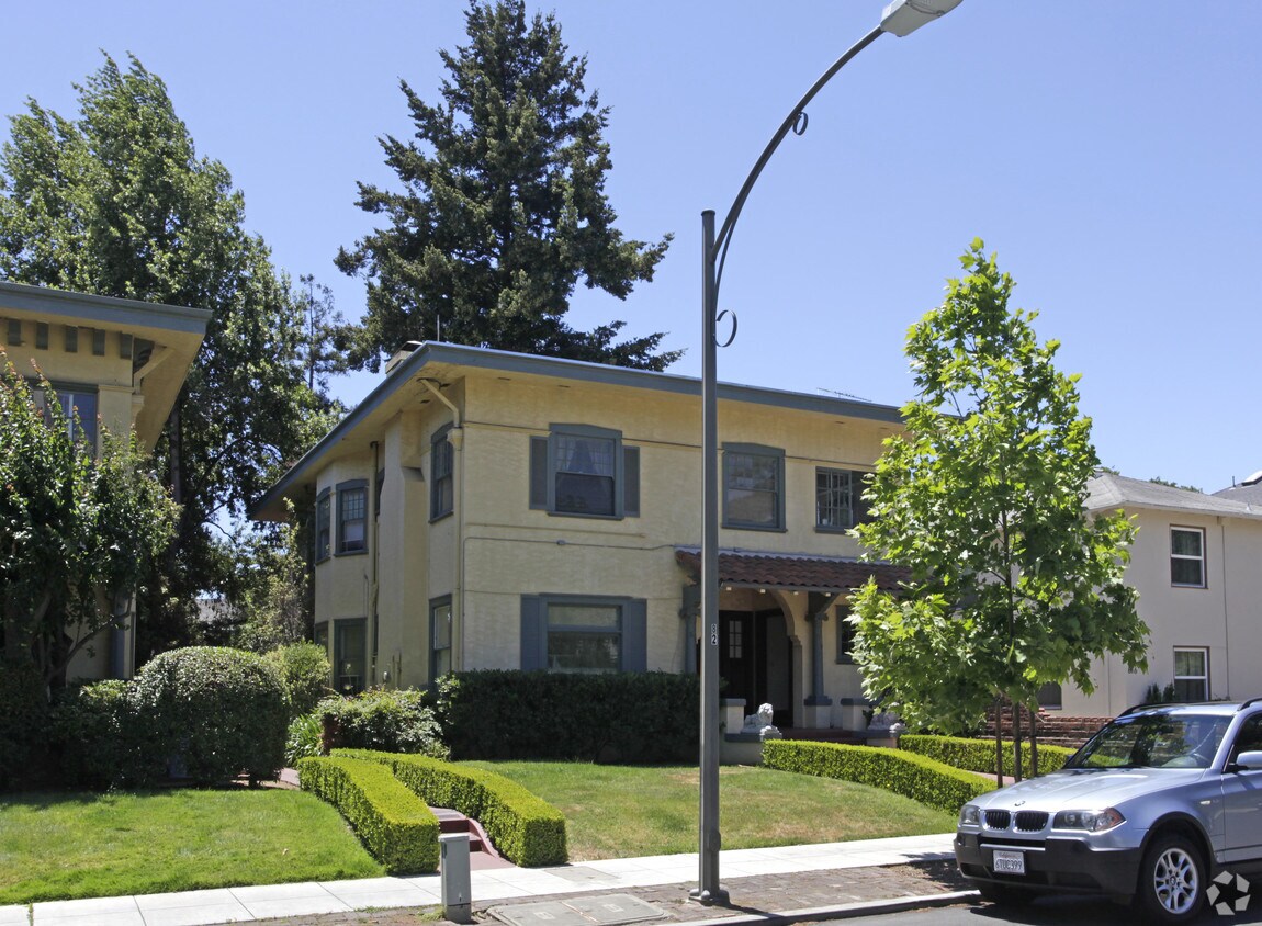 Building Photo - 818 Cowper St