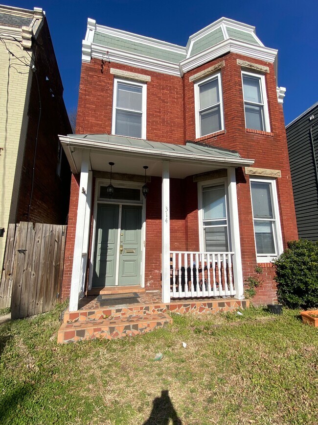 Front Yard - 314 W Leigh St