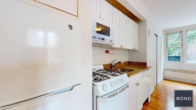 Building Photo - 260 W 27th St