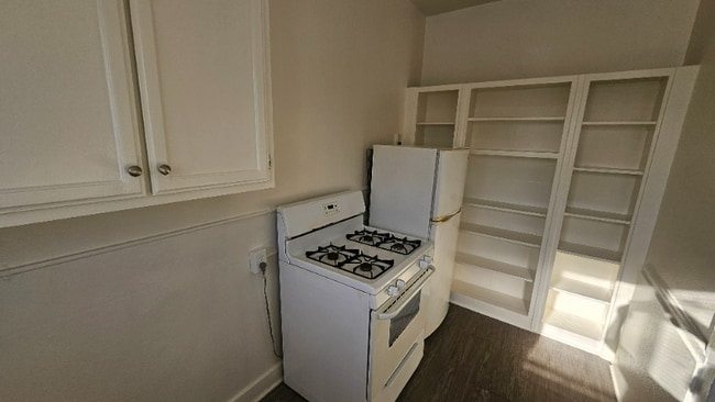 Building Photo - 815 S Lake St