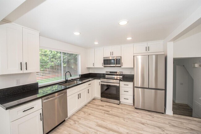 Foto del edificio - Encinitas 4br  2 car garage granite kitchen Huge Yard Home Remodeled TEXT 858-774-1574 $6290