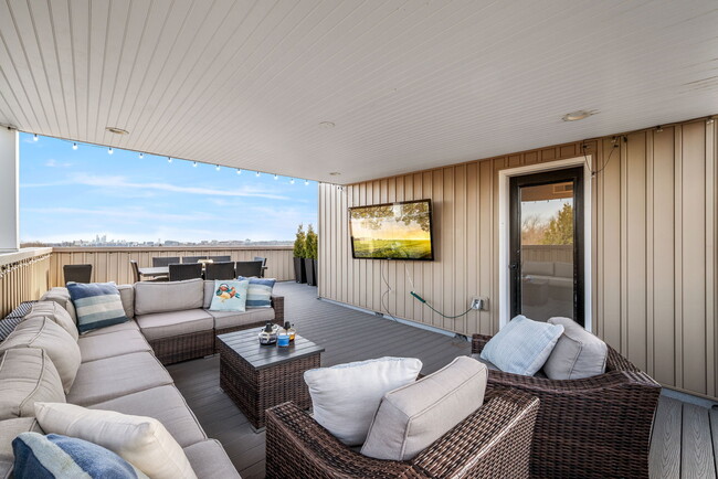 Building Photo - 330 Wright St