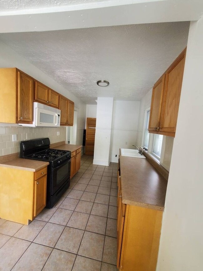 Building Photo - Charming 4-Bedroom Property in Prime Location