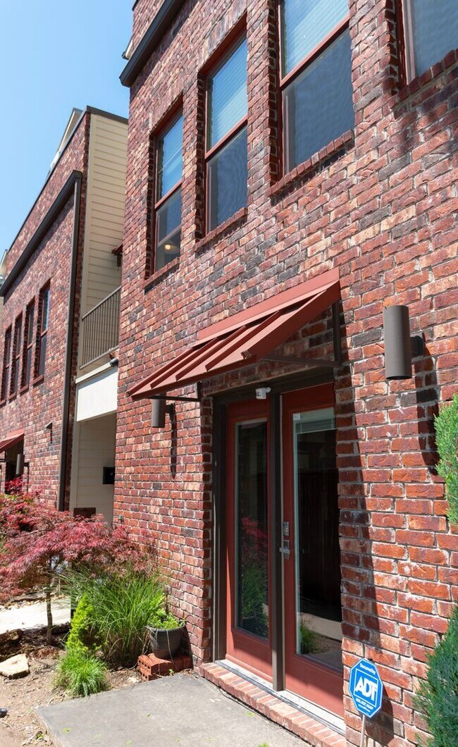 Building Photo - Contemporary Townhouse In Excellent Locati...