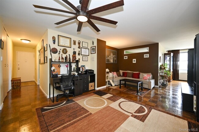 Foto del edificio - 61-20 Grand Central Pkwy