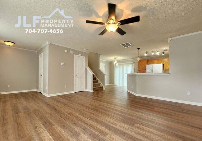 Foto del edificio - PRICE IMPROVEMENT- Beautiful 3/2.5 Home in...