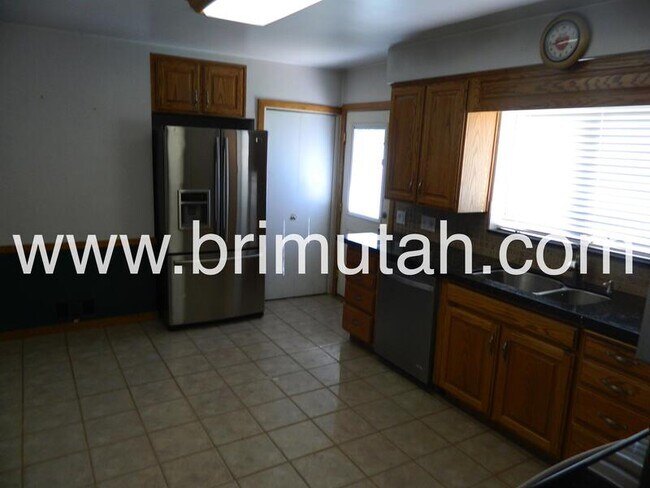 Building Photo - 624 E 4800 S