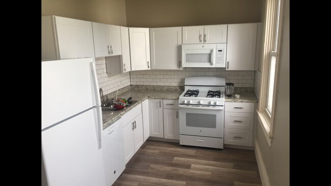 Kitchen - 3239 Ward St