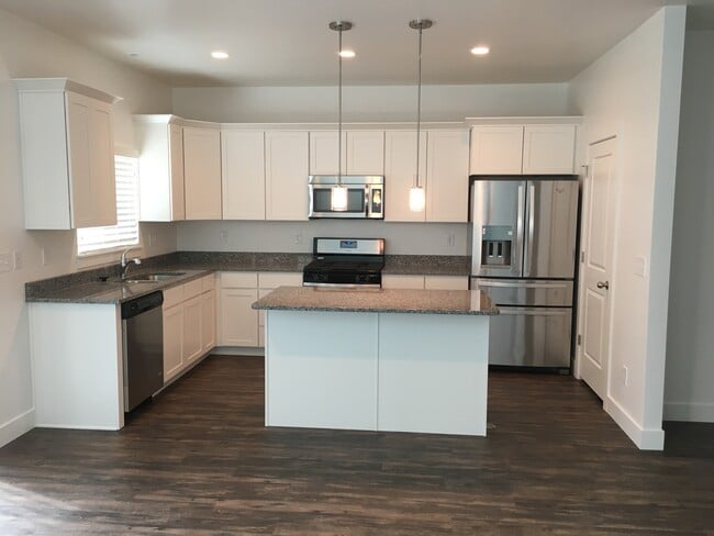 Photo - Luxury 4 bedroom Townhome in Bluffdale!