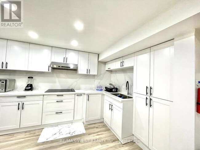 Building Photo - 5795 Tenth Line W