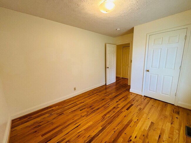 Building Photo - 1439 Sandy Cir