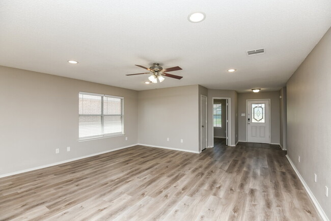 Building Photo - 516 Tweeter Dr