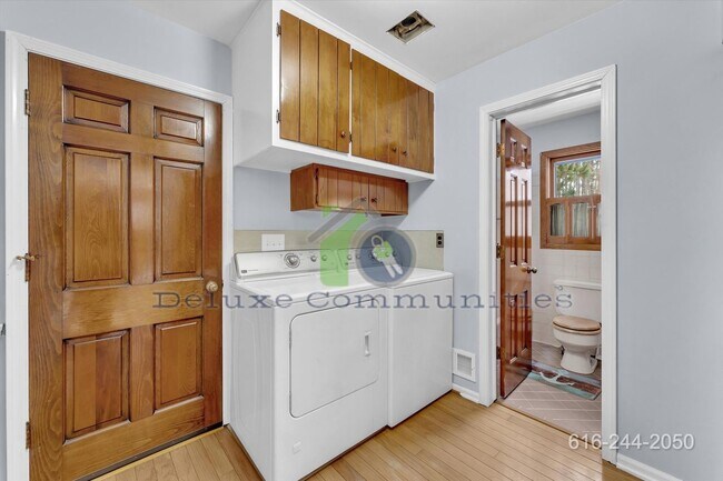 Building Photo - 3 Bedroom 2 Full Bath Home