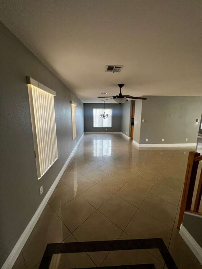 Foto del edificio - Must see 2 story 4 bed/3 bath home in the heart of SUMMERLIN