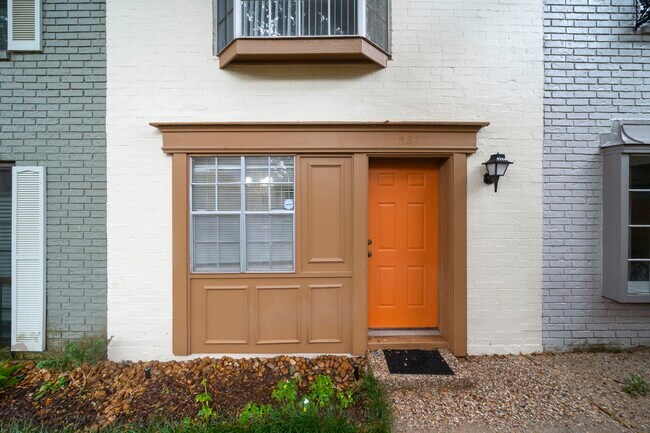 Foto del edificio - 11550 Chimney Rock Rd