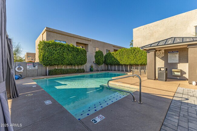 Foto del edificio - 2315 E Pinchot Ave