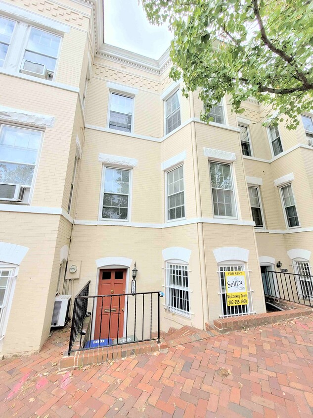 Foto principal - 1530 34th St NW