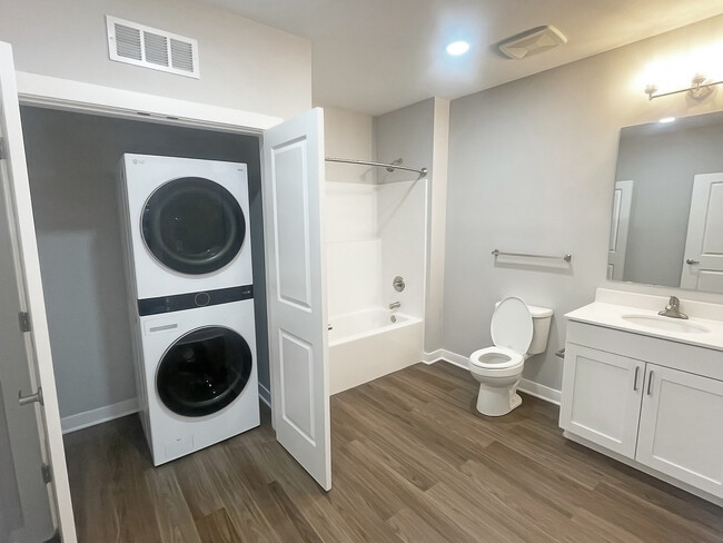 Baño con lavadora y secadora - Iron Trail Apartments & Townhomes