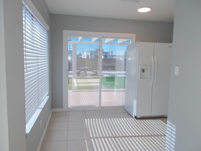 Building Photo - Beautifully Updated 3-Bedroom with an Ente...