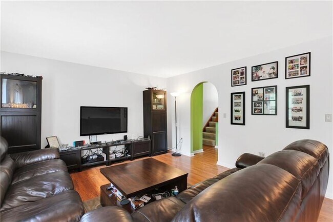 Building Photo - 722 Carters Grove Dr