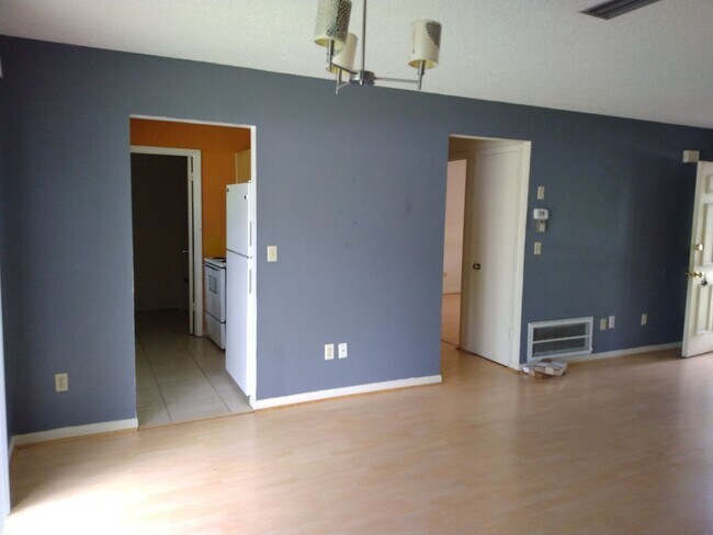 Building Photo - 2 bed 2 bath house for rent