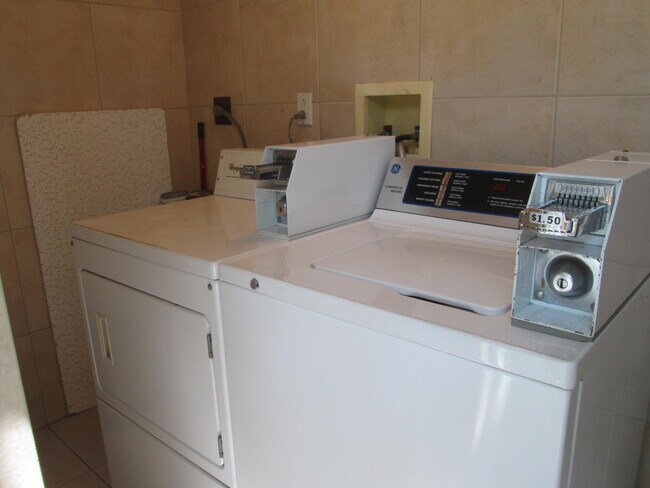 Building Photo - 405 N Cypress Dr