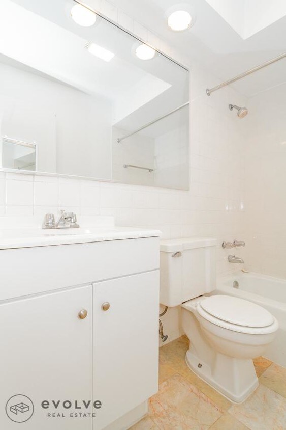 Primary Photo - 544 W Roscoe St