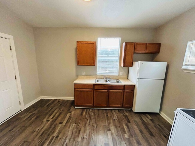 Building Photo - Super Affordable South Side Two Bedroom
