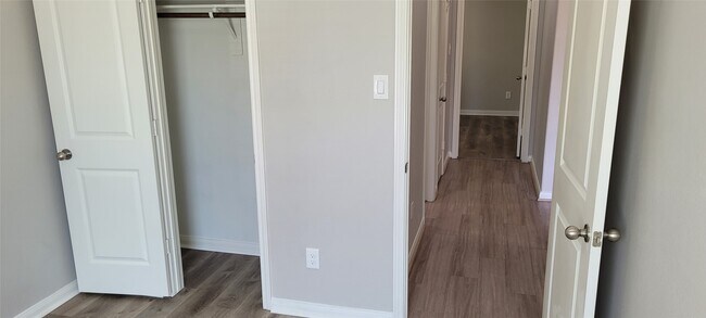 Building Photo - 6042 Carpenters Cove Ln