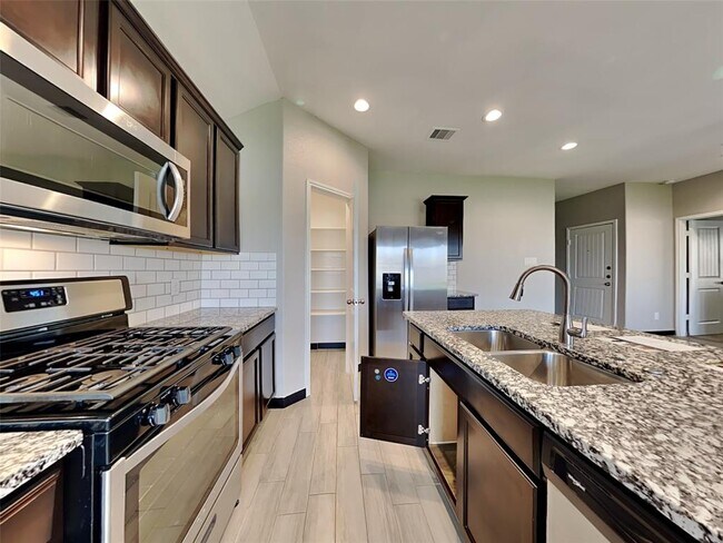 Foto del edificio - 8523 Aster Gln Wy