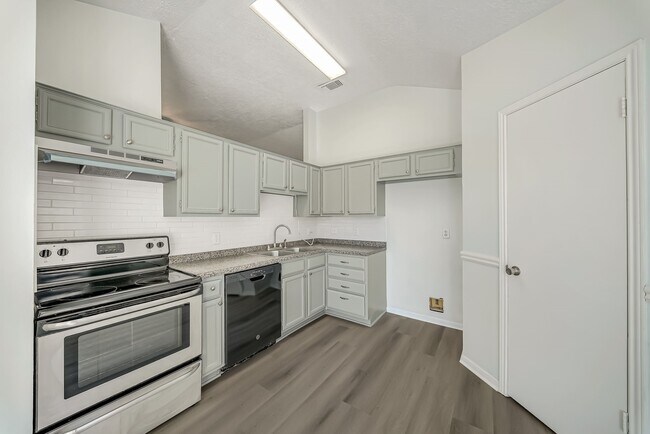 Foto del edificio - 16897 Blue Jay St