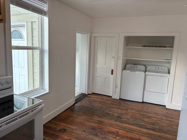 Foto del edificio - 245 N Main St